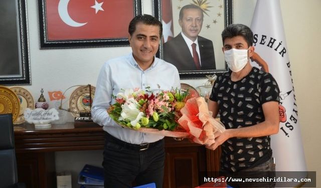 Belediye İşçilerinden Başkan Çiftci’ye Maaş Zammı İçin Çiçekli Teşekkür