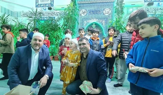 Rektör Aktekin Teravih Namazına Gelen Çocukları Hediye Gününde Sevindirdi