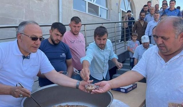 Başkan Aksoy Aldı Kepçeyi Eline, Aşure Dağıttı