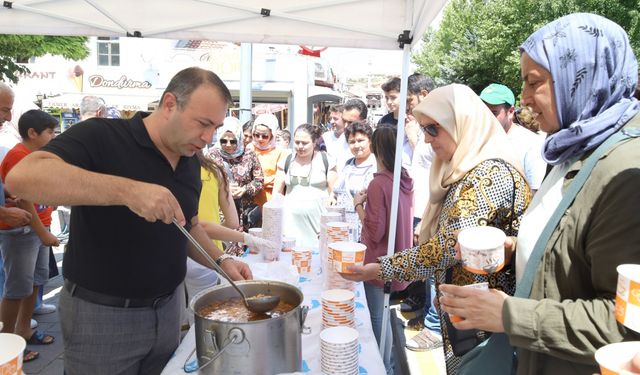 Başkan İbaş Aşure Dağıttı