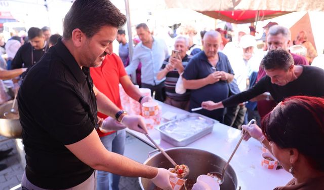 Başkan Aktürk Aşure Dağıttı 