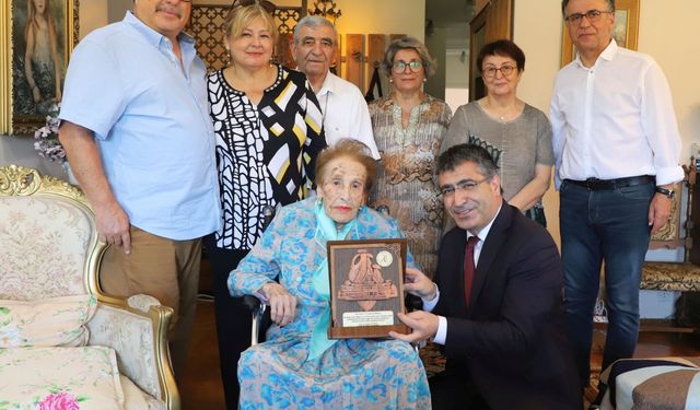 Nevşehirli Akademisyen Prof. Dr. Zeynep Korkmaz, Özel Kütüphanesinin Tamamını NEVÜ’ye Bağışladı