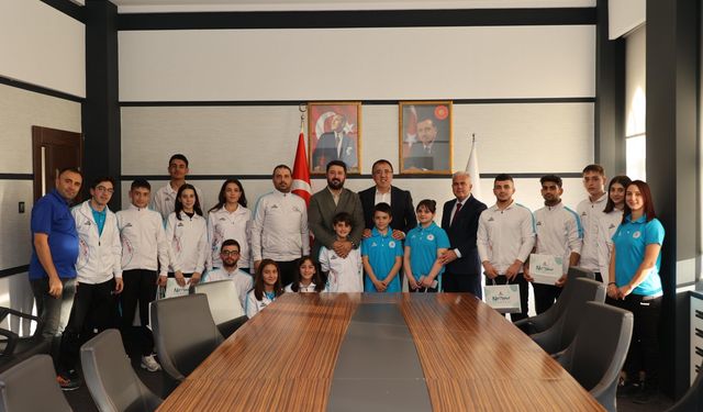 Başarılı Sporcular Ödüllendirildi
