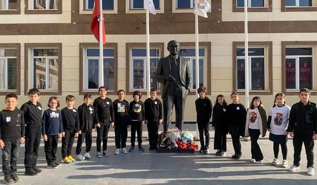 Bahçeşehir Koleji İlkokul Öğrencileri Atatürk Büstüne Çiçek Bıraktı