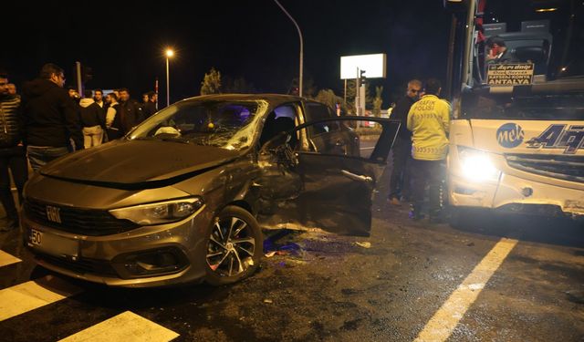 Kırmızı Işıkta Geçen Yolcu Otobüsü Otomobile Çarptı: 1 Yaralı