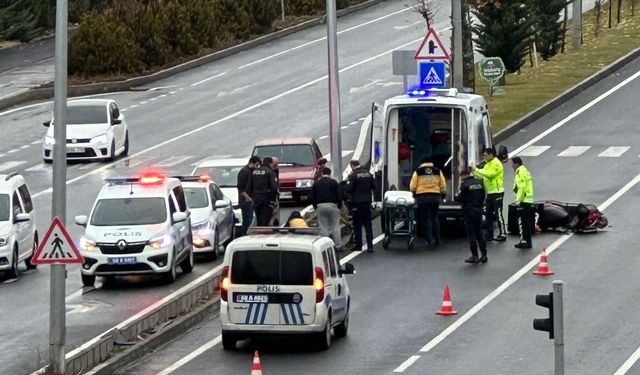 Moto Kurye Orta Refüje Çarptı 1 Yaralı 