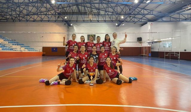Nevşehir Belediyesi Gençlik ve Spor Kulübü Yıldız Kız Voleybol Takımı Namağlup Şampiyon