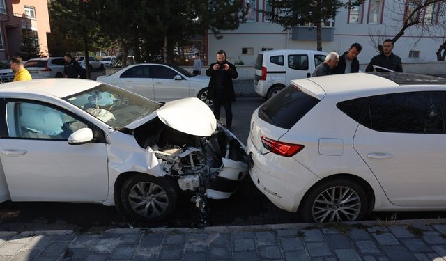 Zincirleme Kaza 3 Yaralı - Aracına Çarpan Şoföre Kızdı, ''Arabayı Duman Etmişsin
