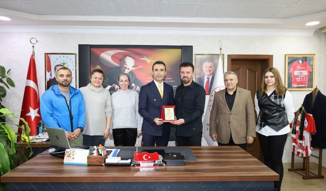 İl Müdürü Muhsin Özdemir Okul Sporları İl Temsilsicine Plaket Takdim Etti