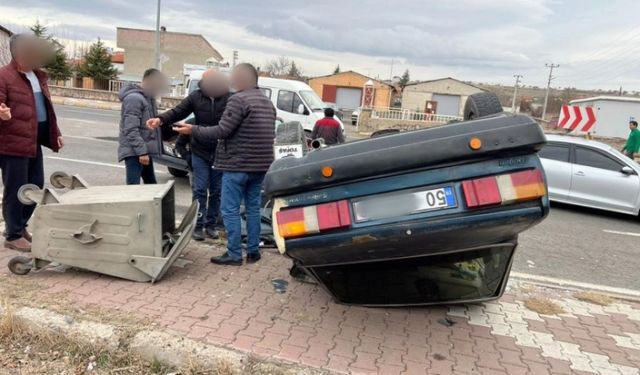 Önce Otomobile, Sonra Çöp Konteynırına Çarpan Araç Takla Attı: 2 Yaralı