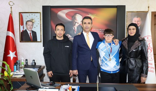 Türkiye Şampiyonu Özel Sporcumuz Alperen'den İl Müdürü Özdemir'e Ziyaret