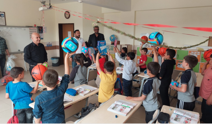 Milli Eğitim Bakanlığı Başmüfettişi Memet Polat Katıldı, Ayhanlar İlkokulu'nda Tüm Çocuklara 23 Nisan Hediyesi