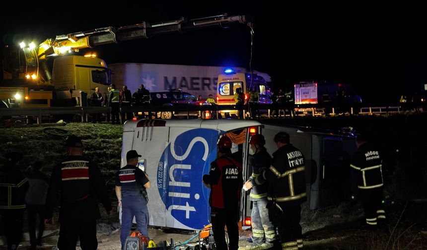 Niğde - Ankara Otoyolu'nda otobüs şarampole devrildi: 2 ölü, 40 yaralı