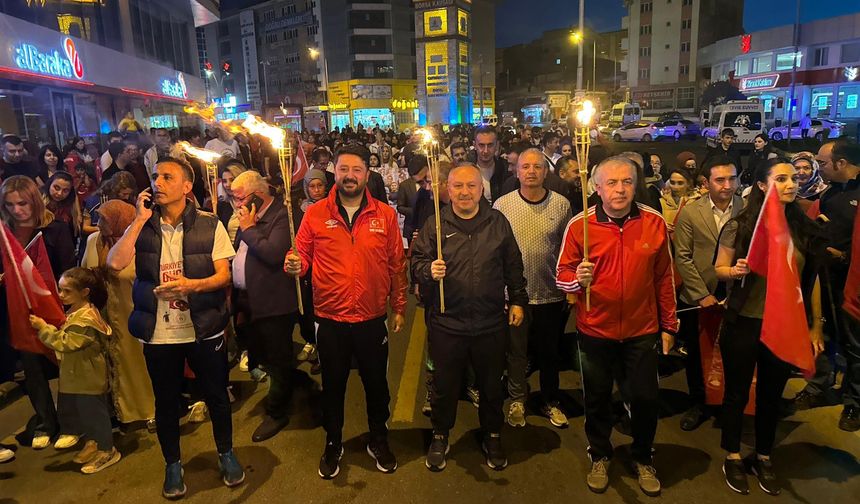 Nevşehir Valiliği Tarafından Gençlik Haftası Etkinlikleri Kapsamında Fener Alayı Düzenlendi