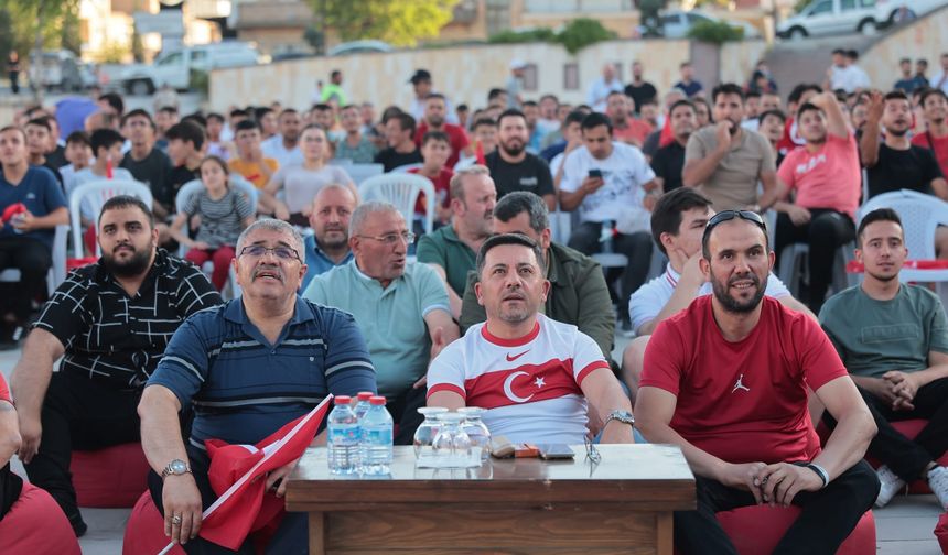 Nevşehirliler Türkiye - Portekiz Maçını Dev Ekranda İzledi