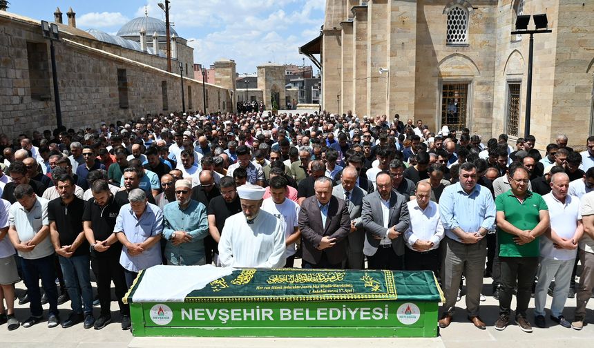 Vali Fidan Kalp Krizi Sonucu Vefât Eden 15 Yaşındaki Beyzanur'un Cenaze Merasimine Katıldı