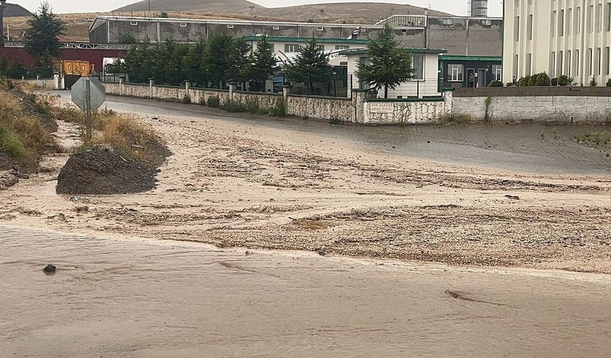 Nevşehir'de sağanak yağış sele neden oldu