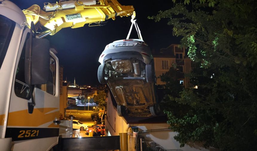 Nevşehir'de Kontrolden Çıkan Otomobil Bahçeye Uçtu: 2 Yaralı
