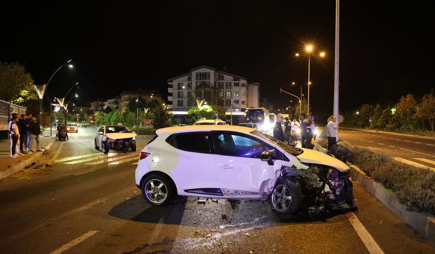 Nevşehir'de İki Otomobil Çarpıştı: 2 Yaralı