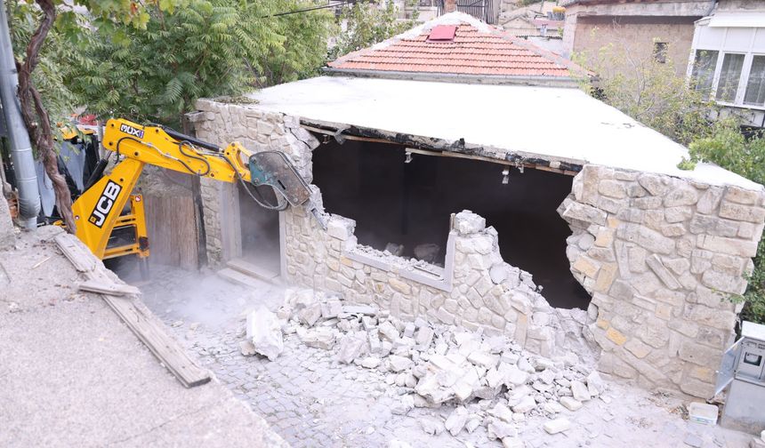 Ürgüp'te Restoran Olarak Kullanılan Kaçak Yapı Kapadokya Alan Başkanlığı Tarafından Yıkıldı