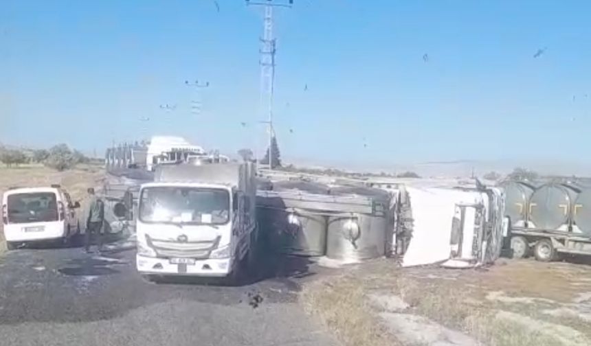 Balcın-Çat Yolunda Süt Yüklü Tır Devrildi, Yol Trafiğe Kapandı