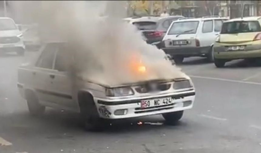 Nevşehir'de Park Halindeki Otomobil Alevlere Teslim Oldu