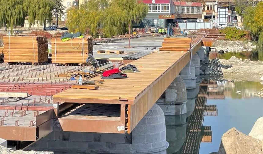 Avanos Belediye Başkanı Mustafa Kenan Sarıtaş, Tarihi Taş Köprü'deki Ahşap Kaplama ve Beton Çalışmalarını İnceledi