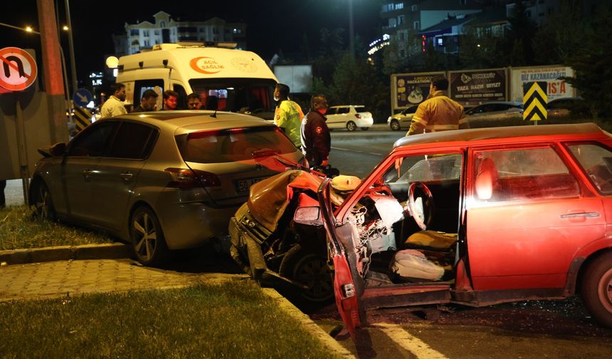 Nevşehir’de Otomobil Kırmızı Işıkta Bekleyen Araca Çarptı: 2 Yaralı
