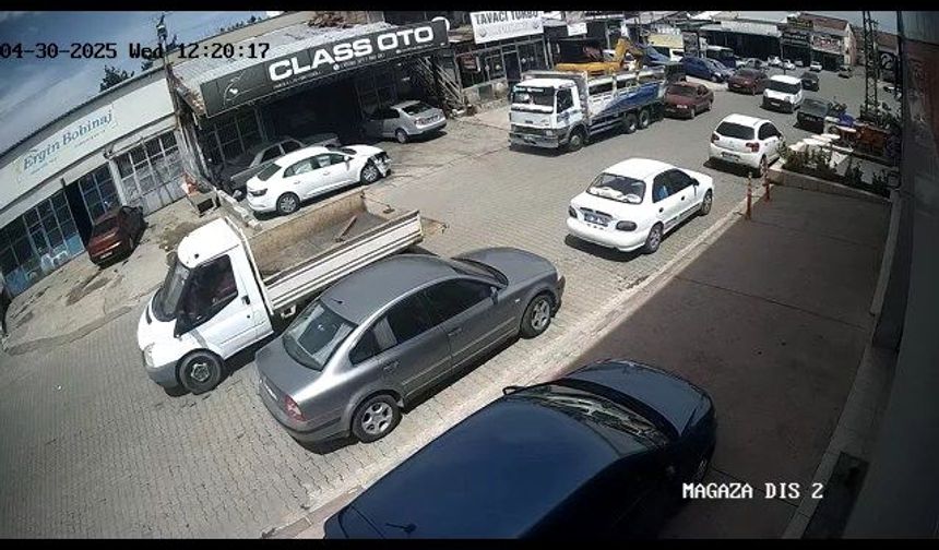 Nevşehir’de Freni Boşalan Kamyon Geri Kaçtı, 4 Araca Çarparak Durabildi