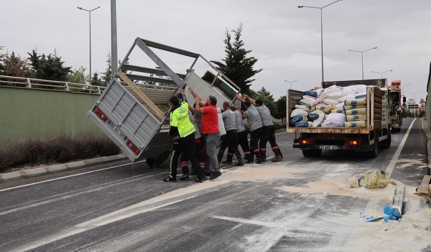 Nevşehir'de Un Yüklü Kamyonet Devrildi: 2 Yaralı