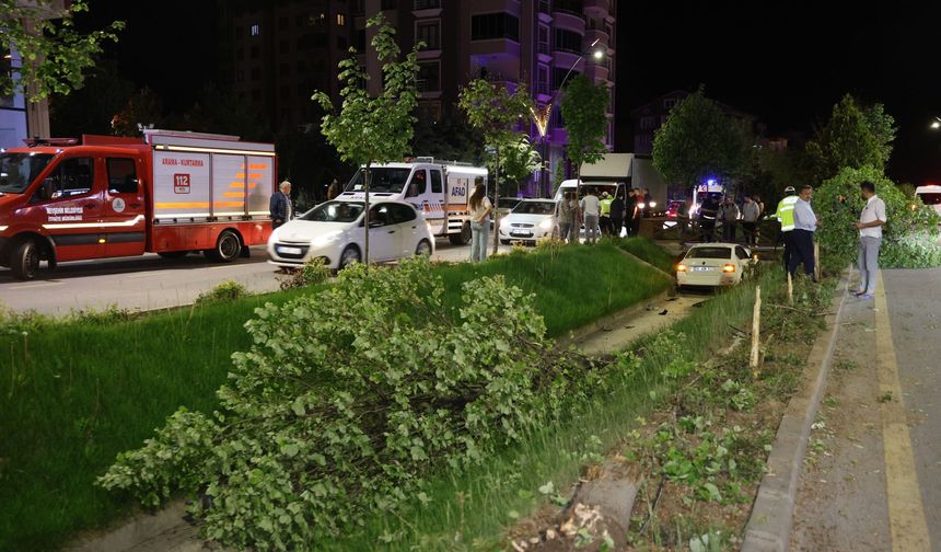 Nevşehir’de Önündeki Araca Çarpan Otomobil Su Kanalındaki Köprüye Saplandı: 2 Yaralı