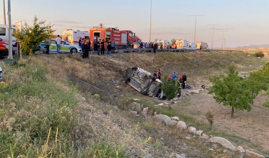 2 Otomobilin Çarpıştığı Sıkışmalı Kazada 2'si Ağır 8 Kişi Yaralandı