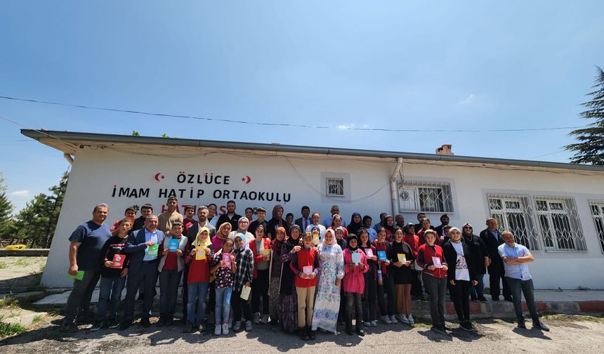 Özlüce İmam Hatip Ortaokulu’nda Bayramlaşma Sevinci