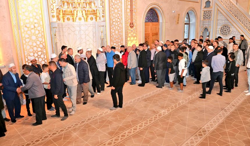 Vali Fidan, Bayram Namazını Külliye Camii’nde Kıldı