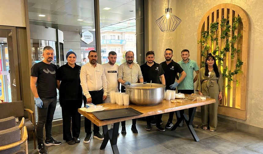 Nems Restaurant Cafe 8. Geleneksel Aşure Dağıtımını Gerçekleştirdi