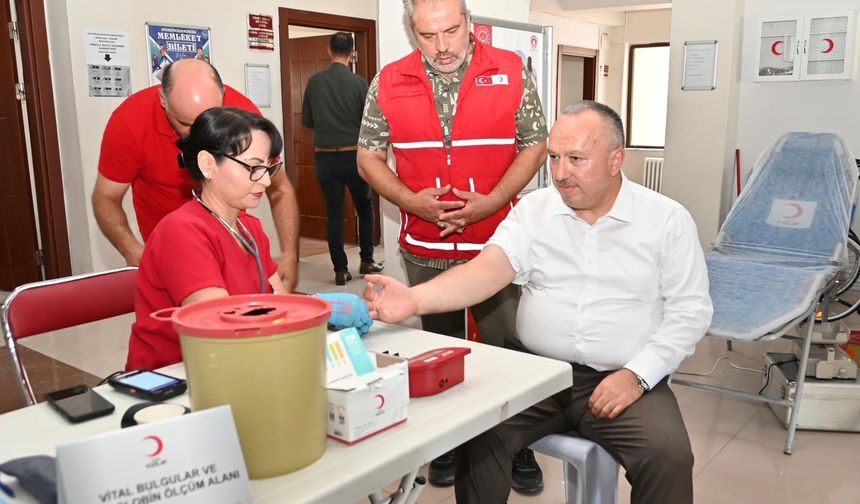 Vali Ali Fidan Kan Bağışında Bulundu, Kızılay Noktasını Ziyaret Etti