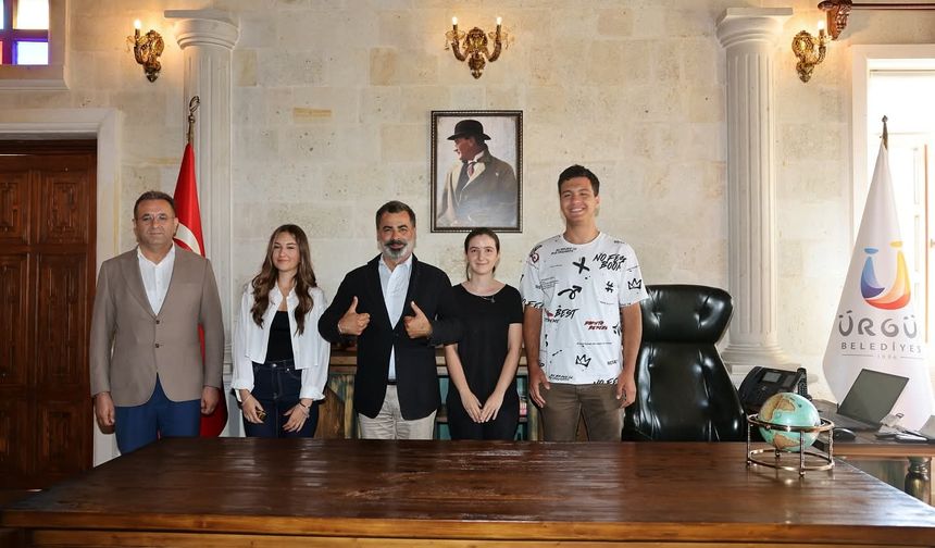 Ürgüp’ten Türkiye Derecesi Çıkaran Gençler Belediye Başkanı Ali Ertuğrul Bul’u Makamında Ziyaret Etti