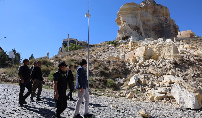 Kapadokya'da Kadıkalesi'nin Bir Bölümündeki Kaya Parçaları Koptu