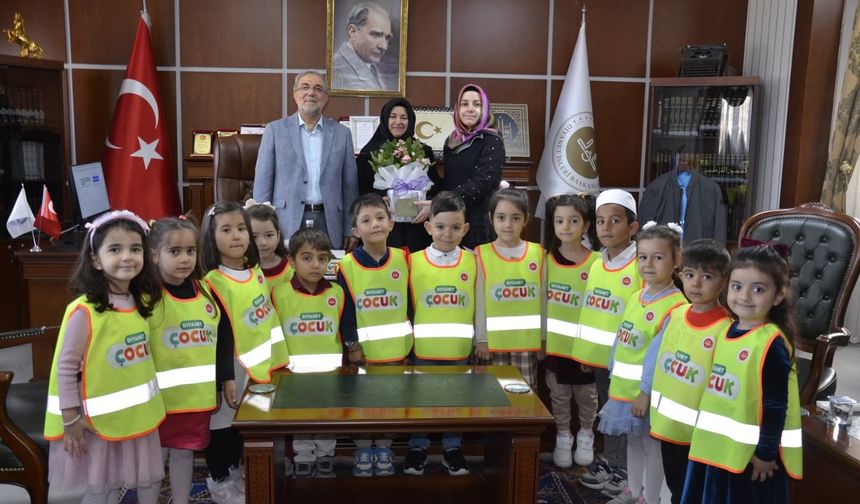 Hacı Pembe Avlanmaz 4-6 Yaş Kur’an Kursu’ndan İl Müftüsü Kazım Güzel'e Ziyaret