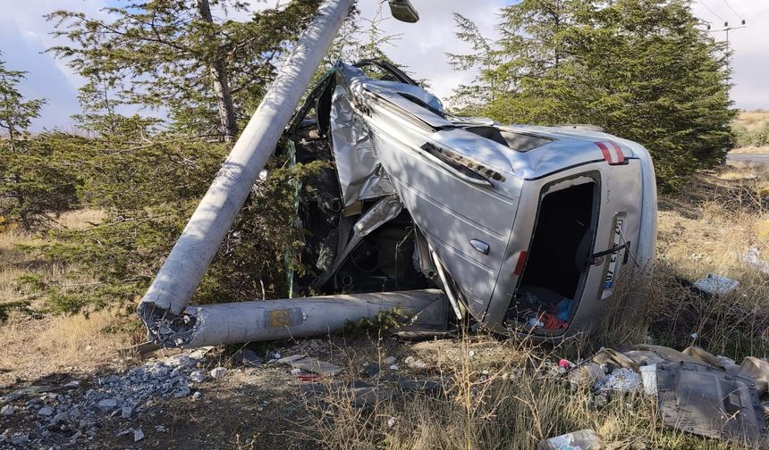 Alacaşar Yolunda Kaza: Otomobil Beton Direği İkiye Böldü, 1 Yaralı