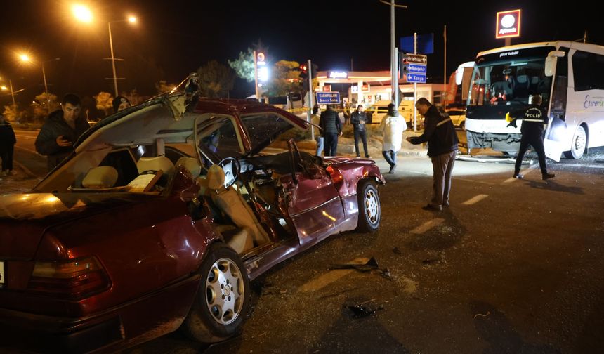 Nevşehir’de Turistleri Taşıyan Otobüs ile Otomobil Çarpıştı: 2 Ölü, 3 Yaralı