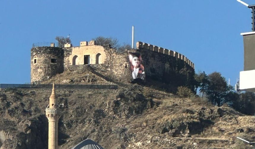 CHP Nevşehir İl Başkanlığı 10 Kasım’da Nevşehir Kalesine Dev Atatürk Posteri Astı