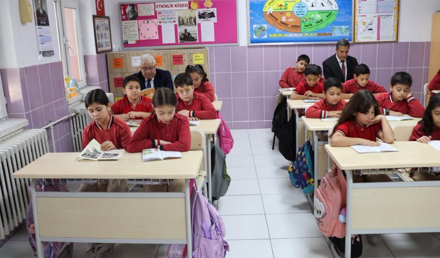 Rauf Nail Akman İlkokulunda Kitaplara Göz Değdi