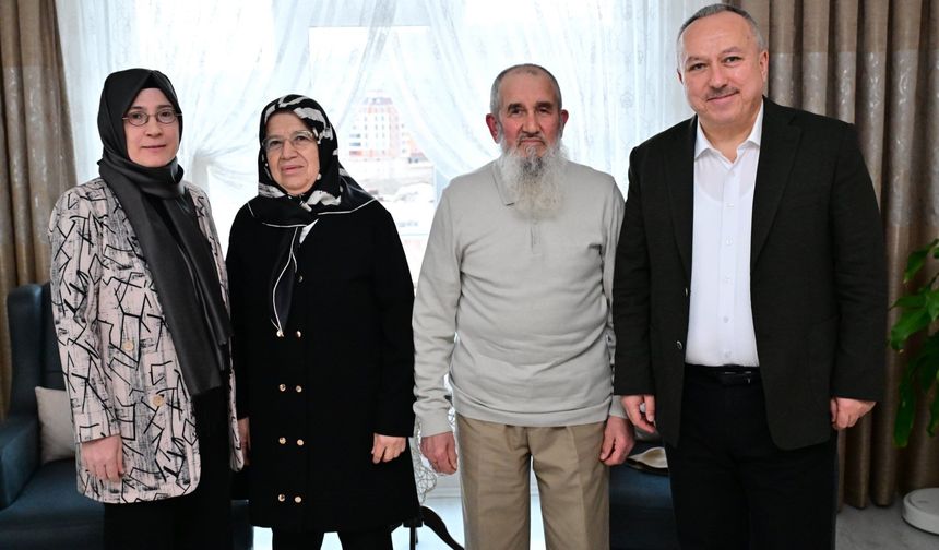 Vali Ali Fidan, Eşi Fatma Fidan ile Birlikte Nevşehir’de 50 Yıllık Evlilikleriyle Örnek Olan Yücel Çiftini Ziyaret Etti