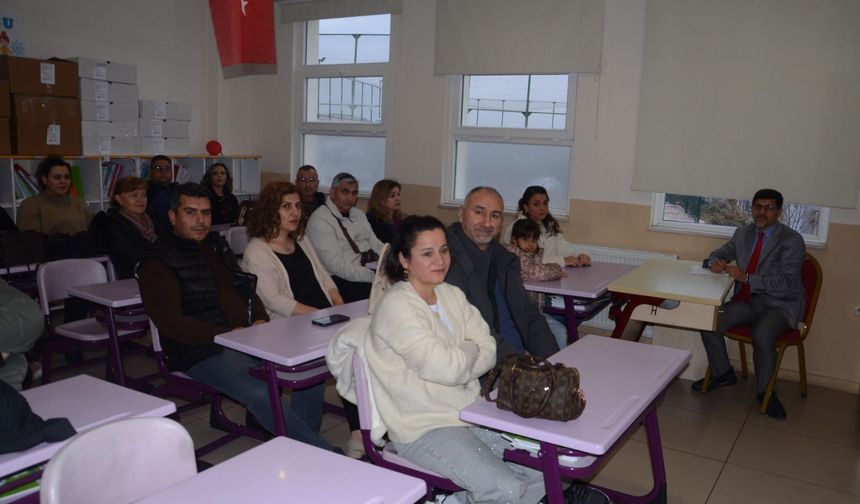 Kardelenli Veliler Bursluluk Sınavı Hakkında Bilgilendirildi