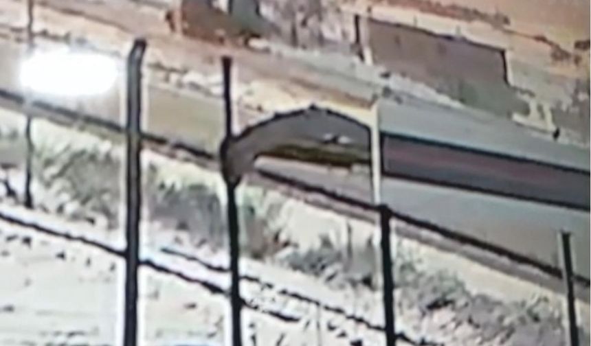 Nevşehir'de Kayganlaşan Yolda Şarampole Devrilen Tır Kameralara Yansıdı