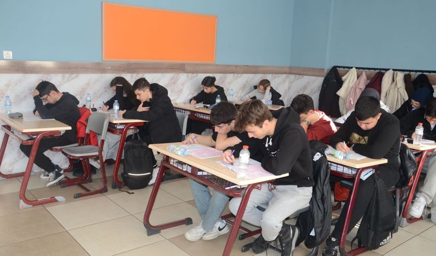 Kardelen’de Türkiye geneli TYT-AYT deneme sınavı yapıldı
