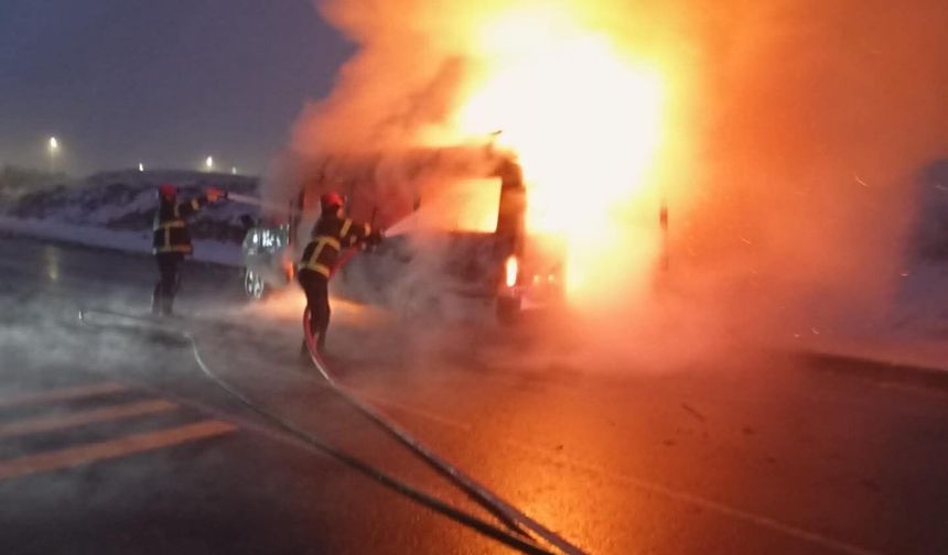 Ürgüp’te Minibüs Yangınına İtfaiye Ekipleri Müdahale Etti