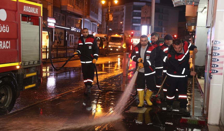 Nevşehir Belediyesi Ekipleri Atatürk Bulvarı’nda Temizlik Yaptı
