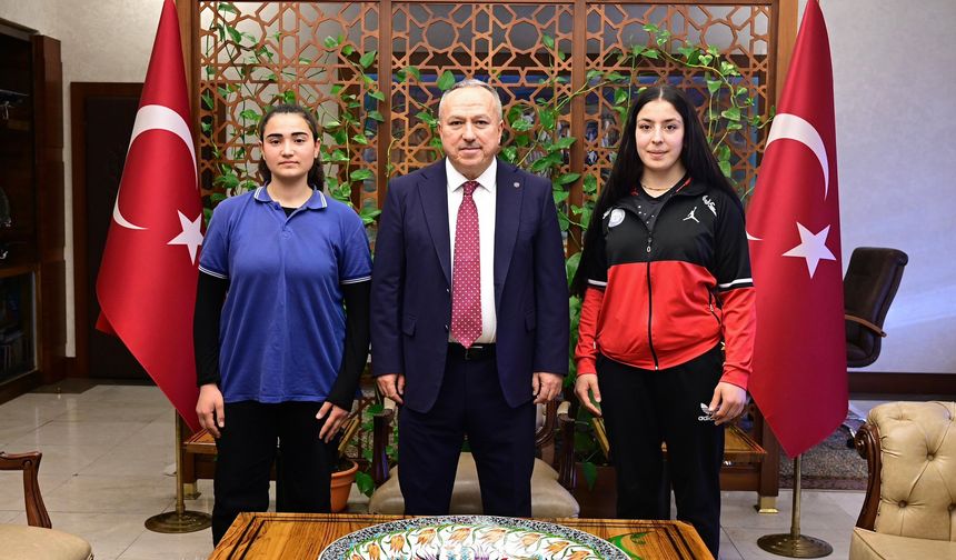 Nevşehir’de Bilek Güreşi Türkiye Şampiyonları Valilikte Kabul Edildi